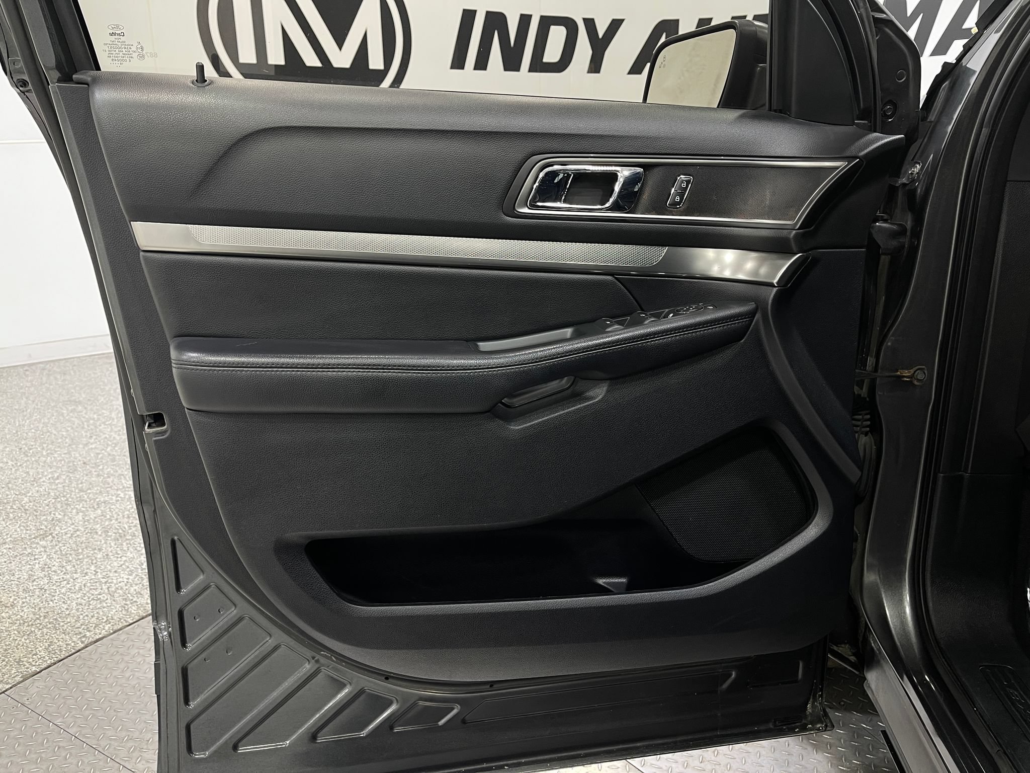 Used 2019 Ford Explorer XLT w/ Equipment Group 202A AWD/4WD image 14