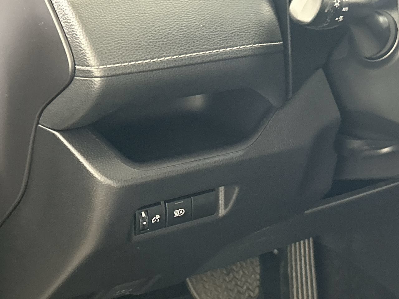 Used 2025 Toyota RAV4 XLE FWD image 13