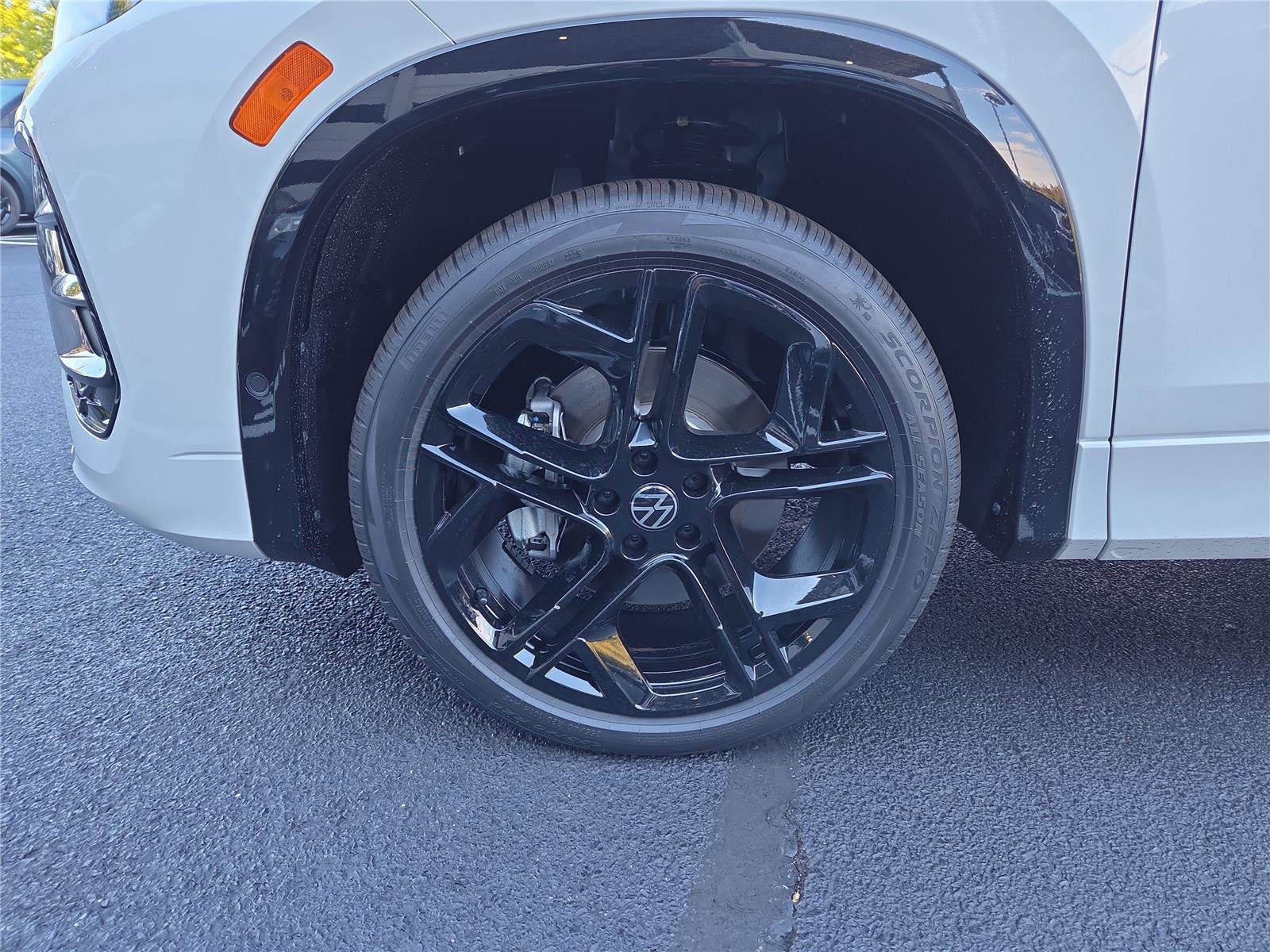 New 2025 Volkswagen Tiguan SE R-Line image 32