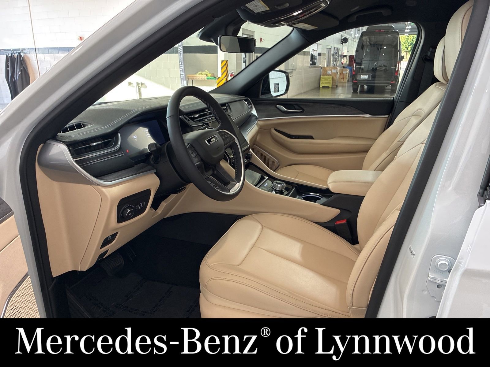 Used 2025 Jeep Grand Cherokee L Limited image 13