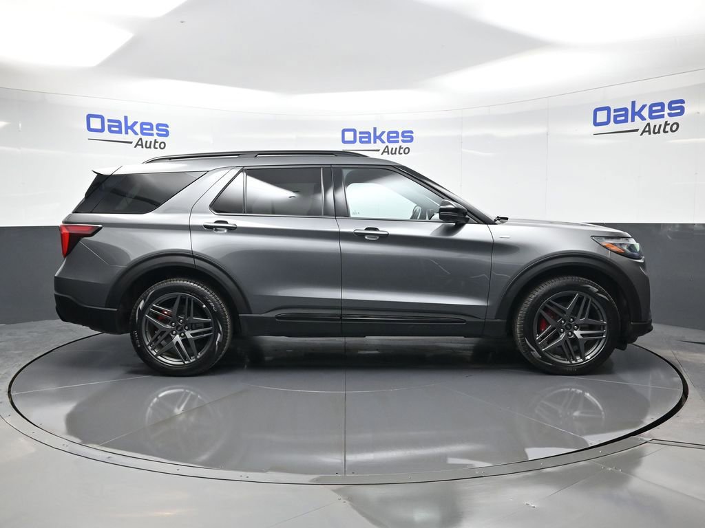 Used 2025 Ford Explorer ST-Line w/ ST-Line Street Pack image 9
