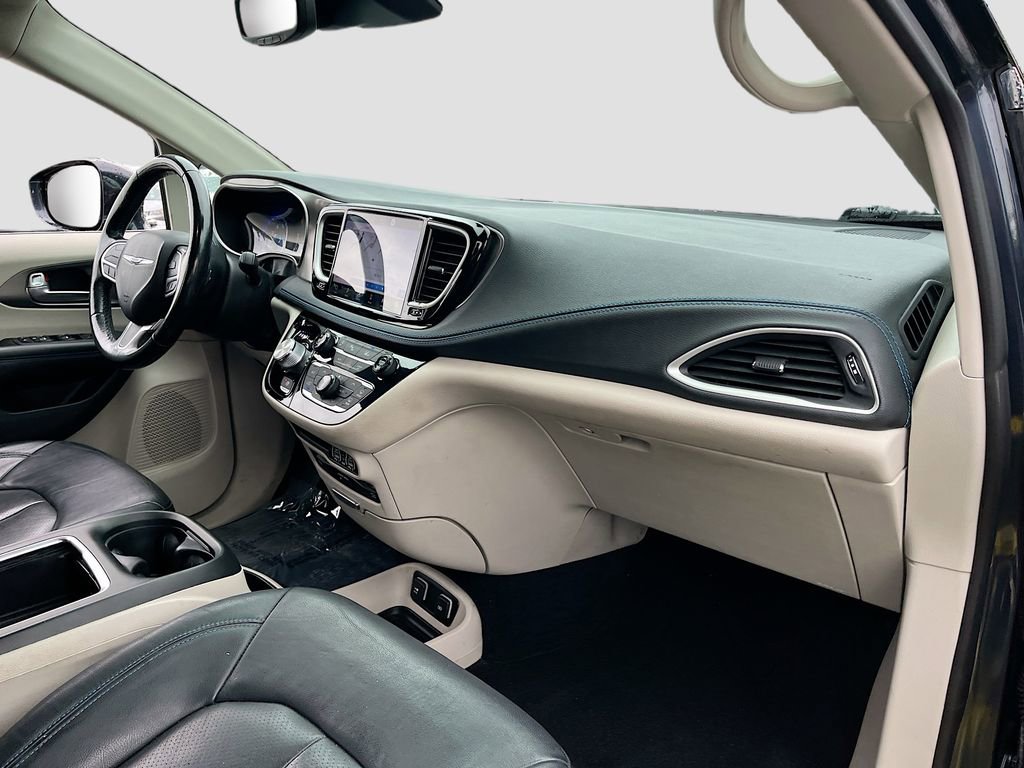 Certified 2021 Chrysler Pacifica Touring-L w/ Uconnect Theater Family Group image 30