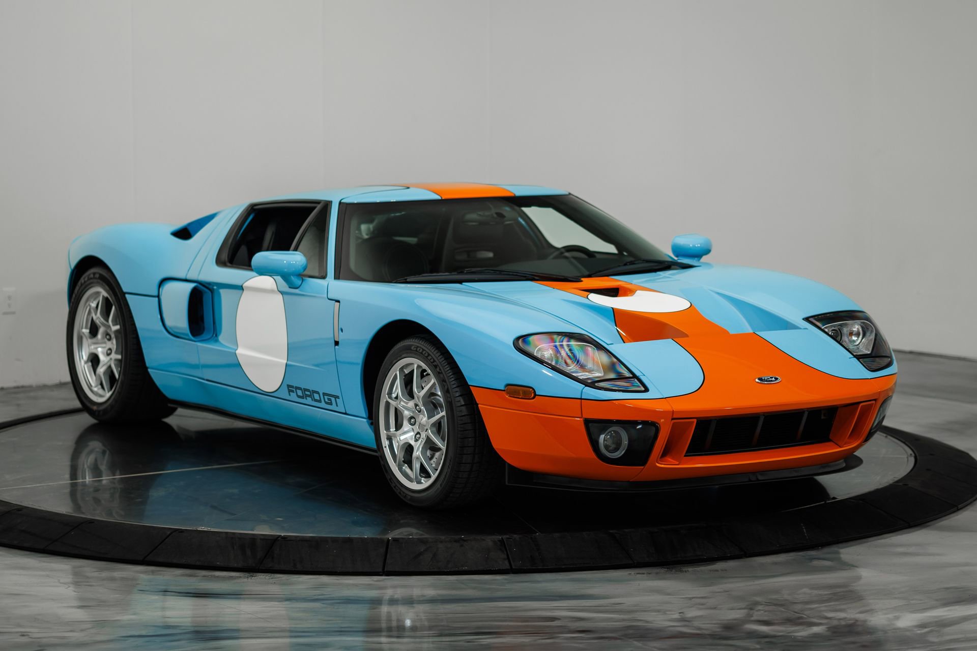Used 2006 Ford GT RWD image 43