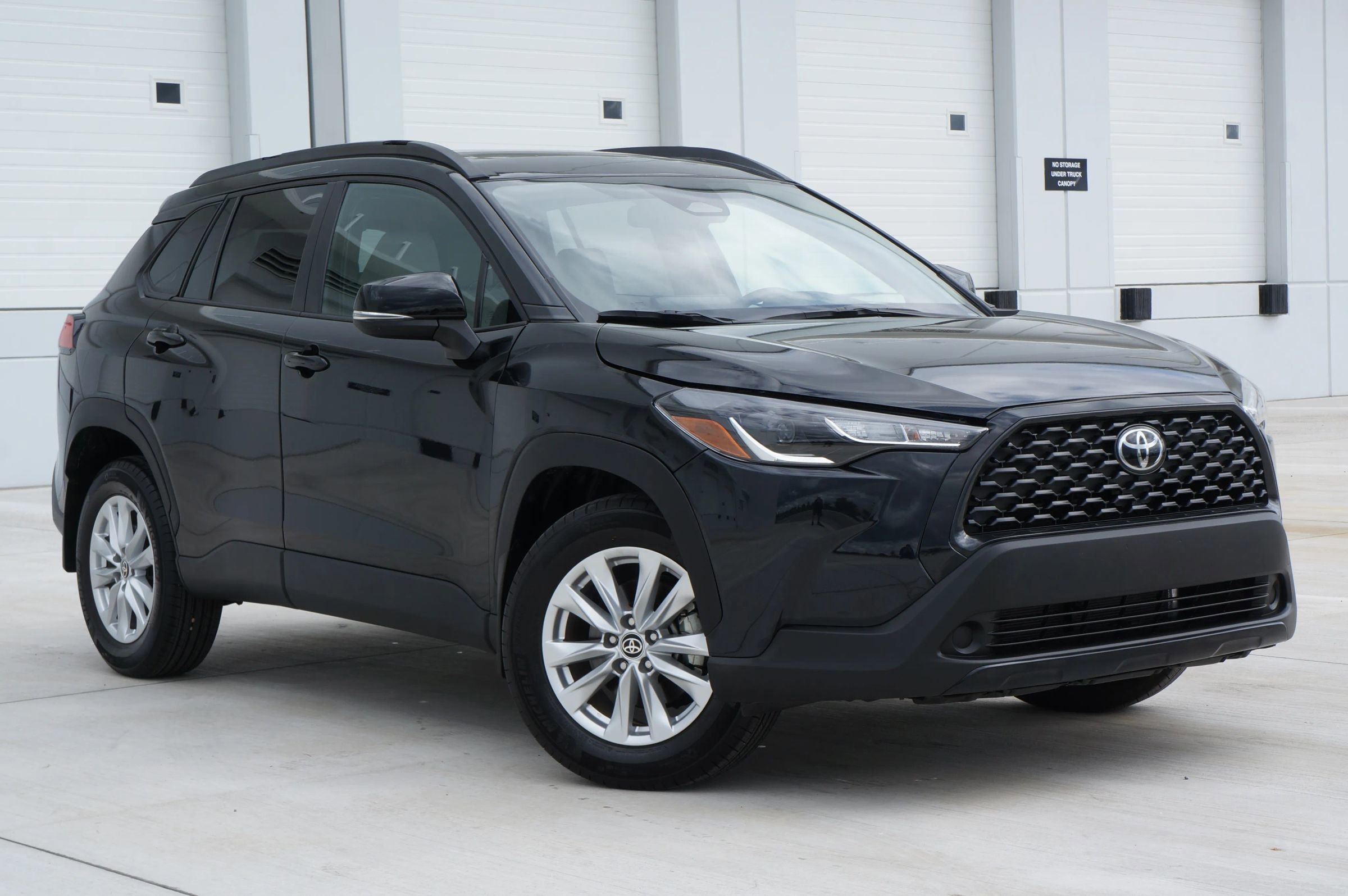 Used 2025 Toyota Corolla Cross LE image 2