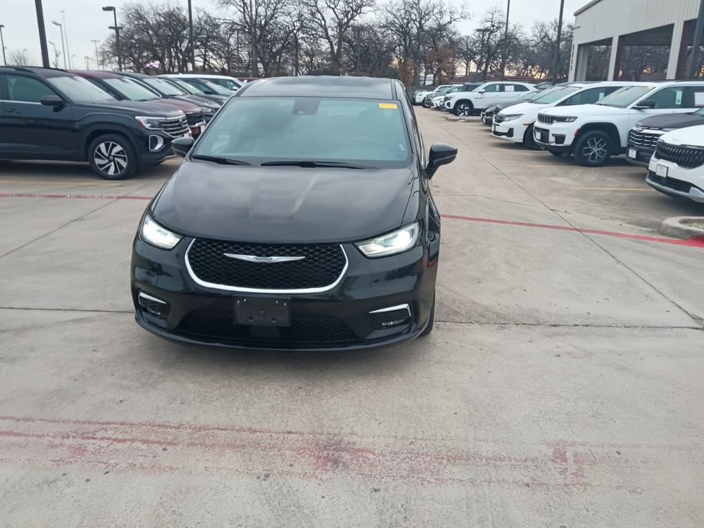 Used 2025 Chrysler Pacifica Select image 1