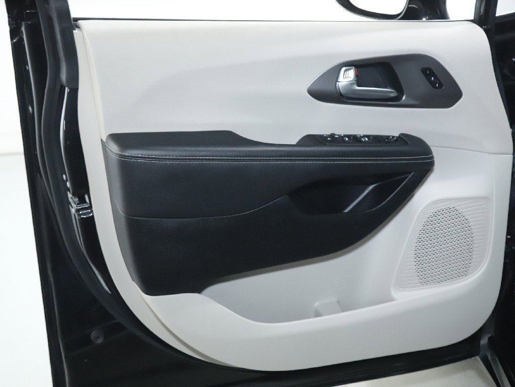 Used 2024 Chrysler Pacifica Touring-L image 15