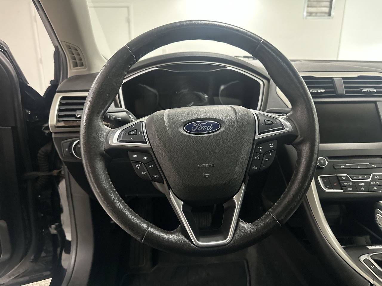 Used 2016 Ford Fusion SE w/ Equipment Group 202A FWD image 14