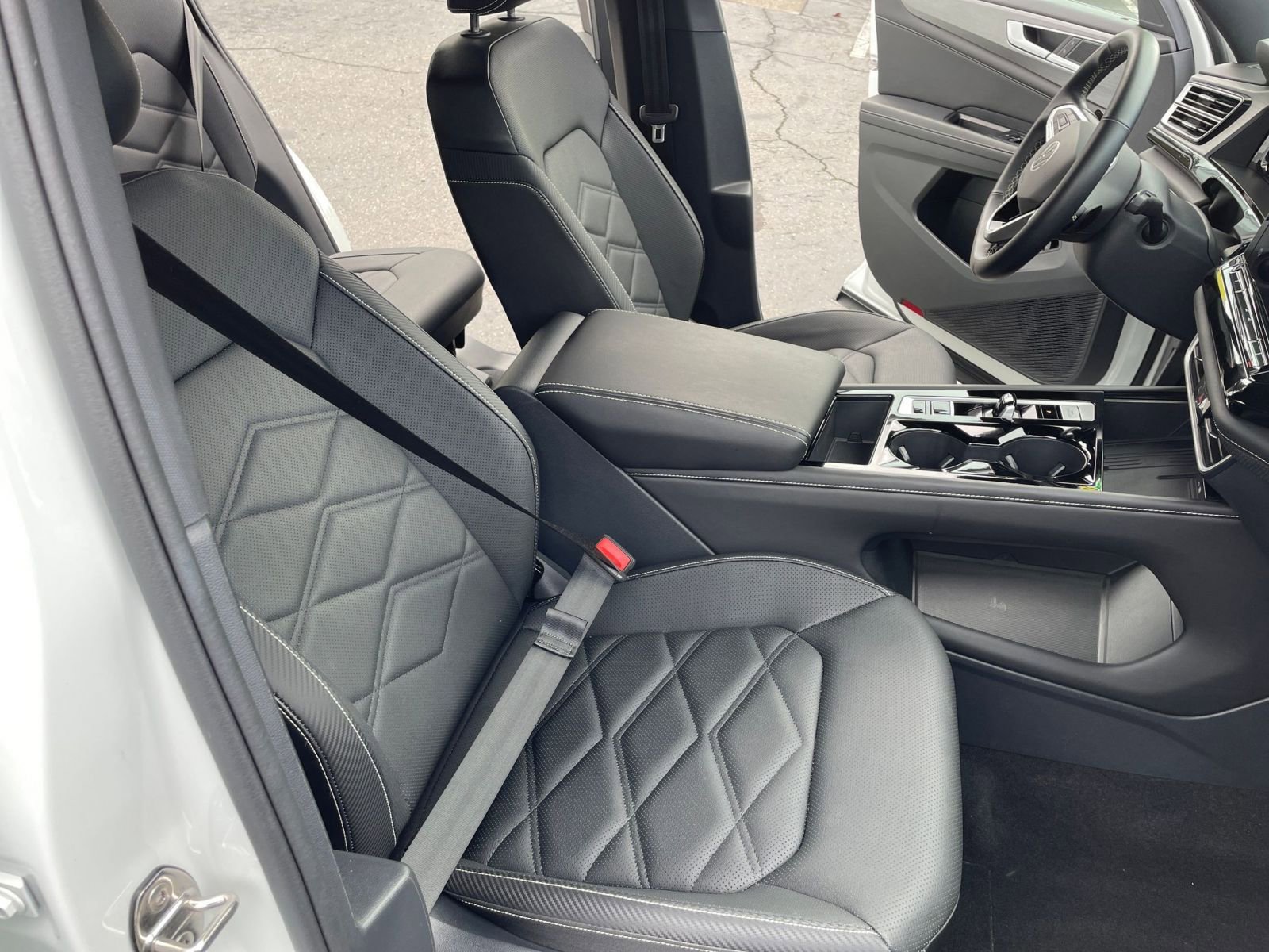 Used 2025 Volkswagen Atlas Cross Sport SE image 36