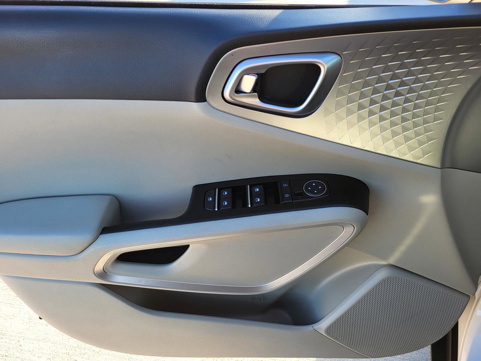 Used 2023 Kia Soul LX image 10