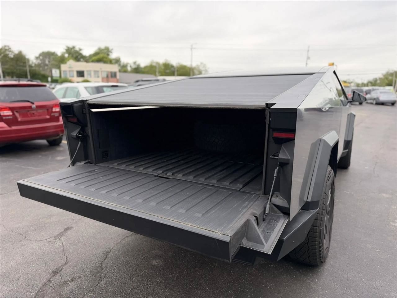 Used 2024 Tesla Cybertruck AWD Crew Cab image 29
