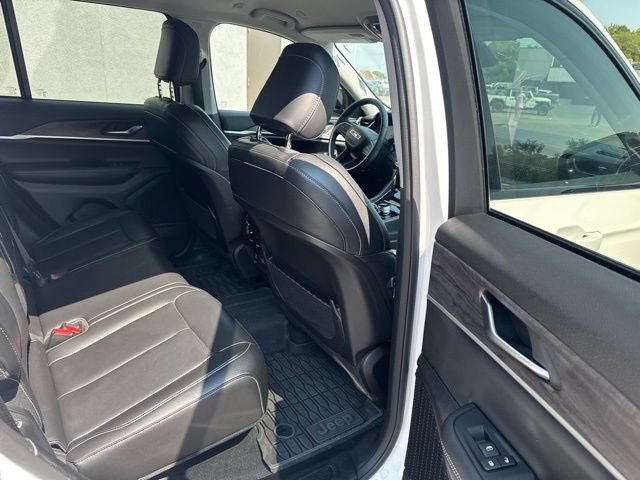 Used 2023 Jeep Grand Cherokee Limited w/ Black Appearance Package AWD/4WD image 30