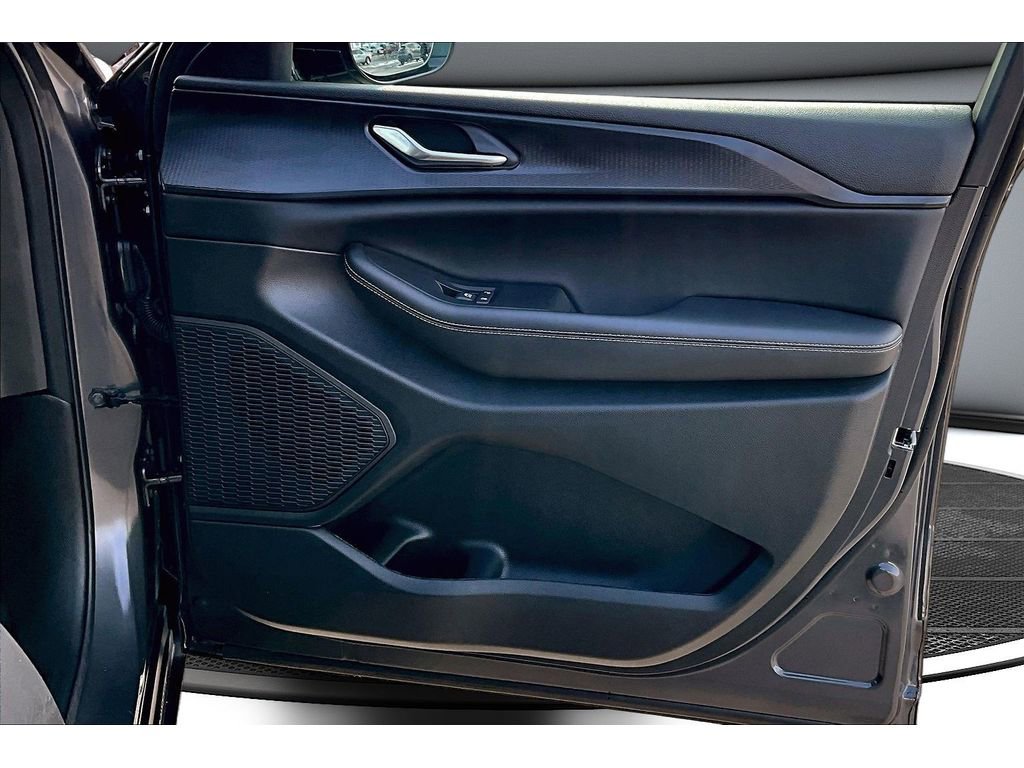 Certified 2025 Jeep Grand Cherokee Altitude image 21