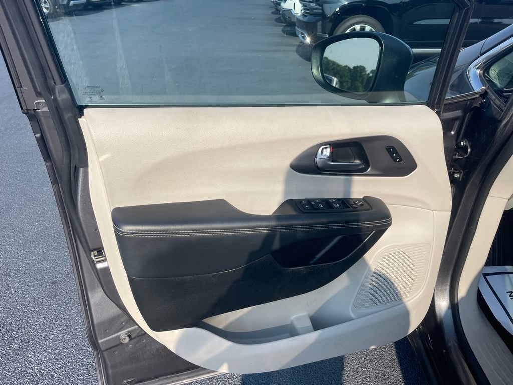 Used 2023 Chrysler Pacifica Touring-L FWD image 12