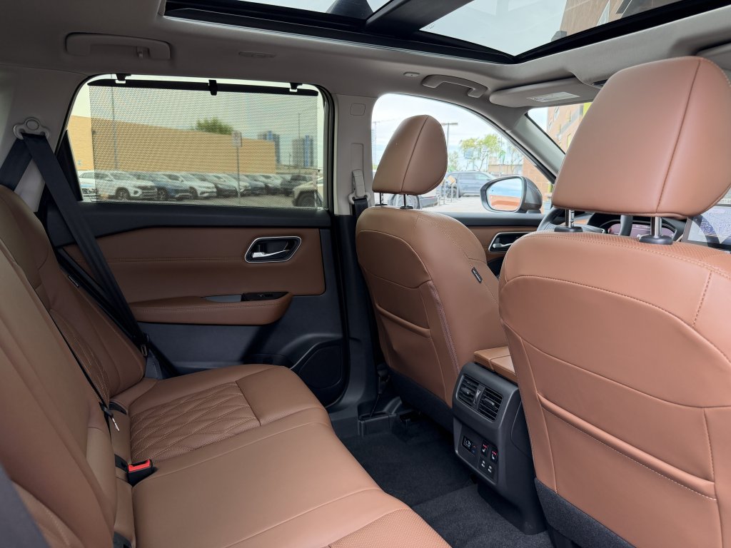 Used 2025 Nissan Rogue Platinum w/ Platinum Premium Package FWD image 42
