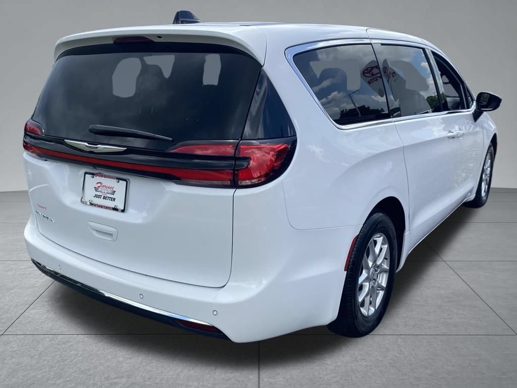 Used 2025 Chrysler Pacifica Select FWD image 16