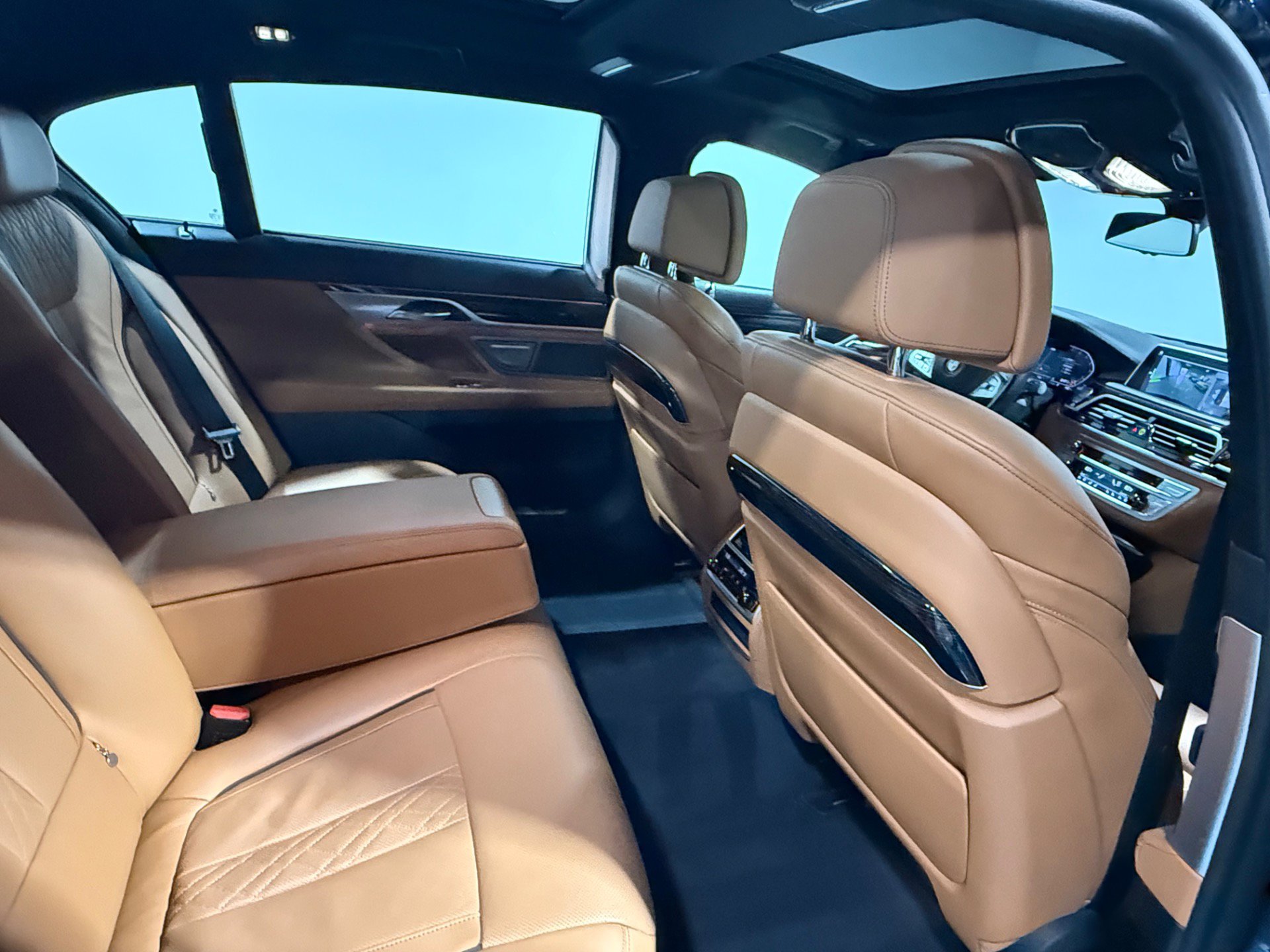 Used 2022 BMW 740i xDrive w/ M Sport Package image 75