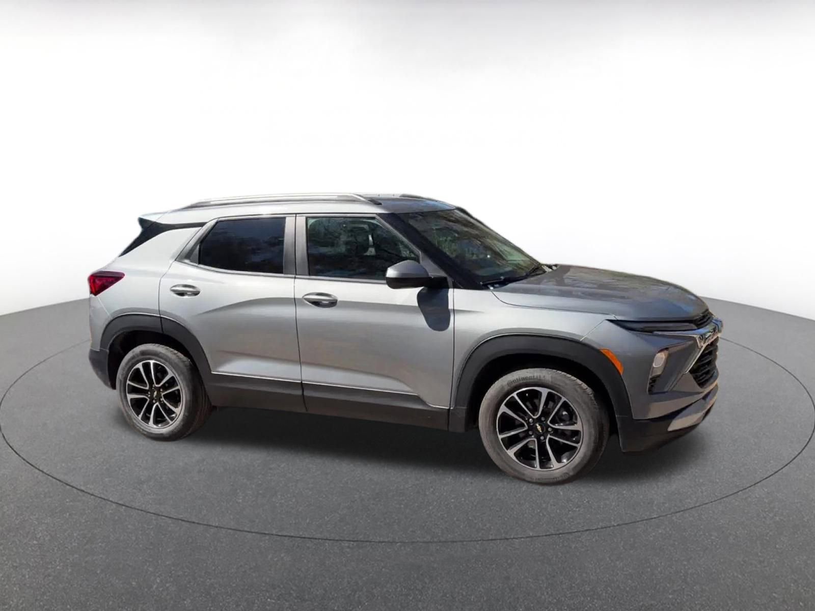 Used 2025 Chevrolet TrailBlazer LT image 2