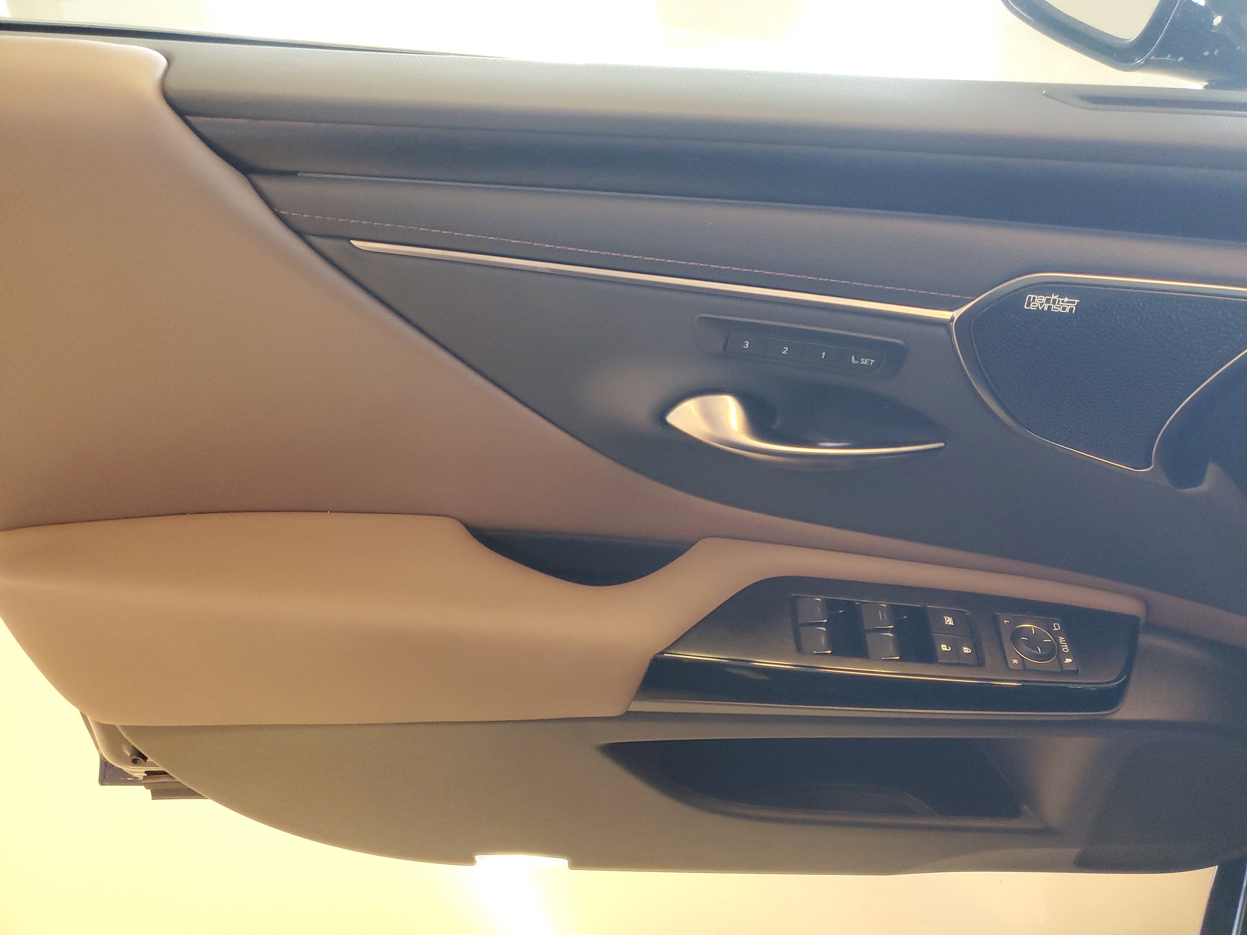 Used 2025 Lexus ES 350 Ultra Luxury w/ Accessory Package (Z2) FWD image 23