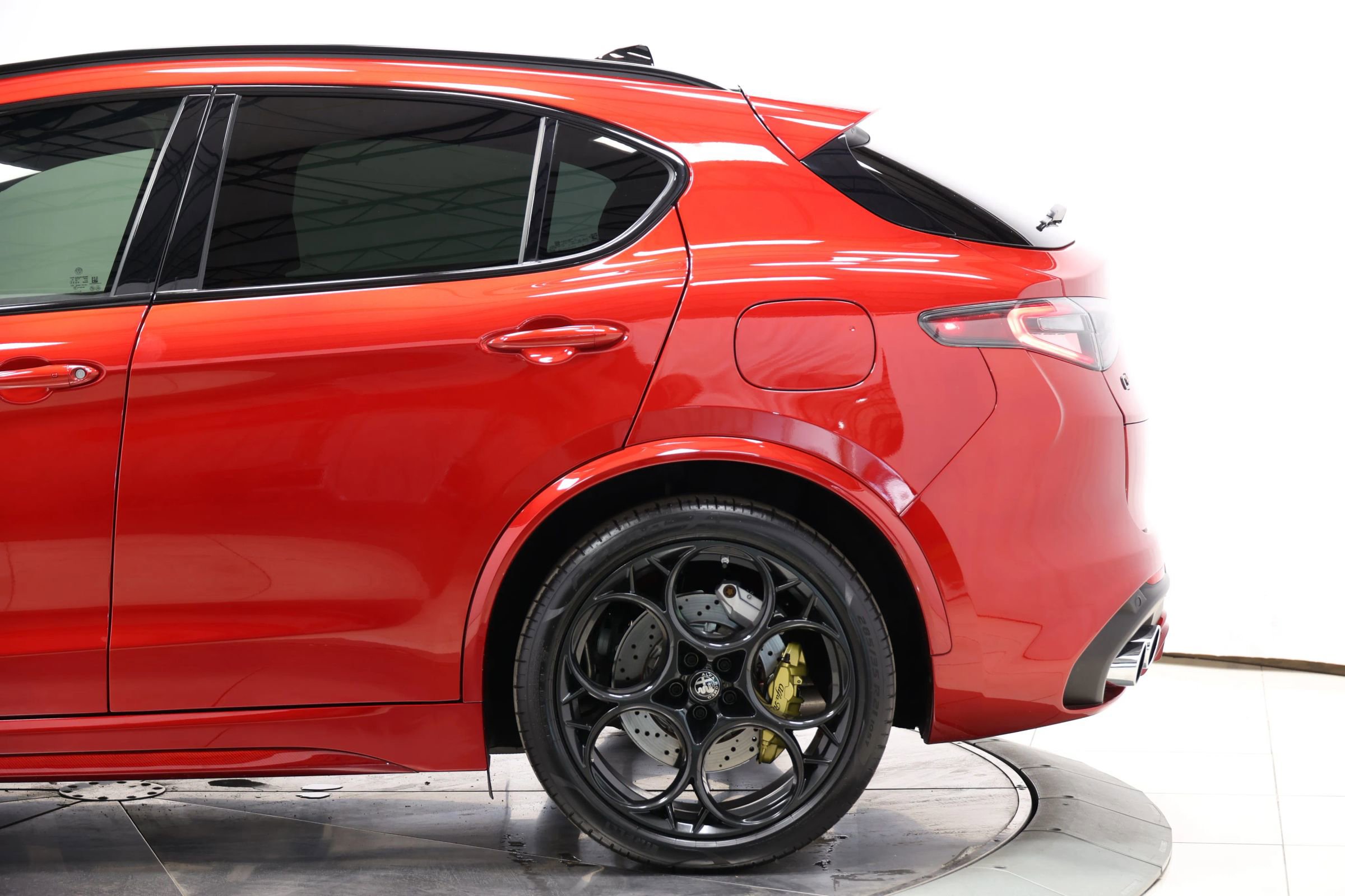 Used 2024 Alfa Romeo Stelvio Quadrifoglio image 10