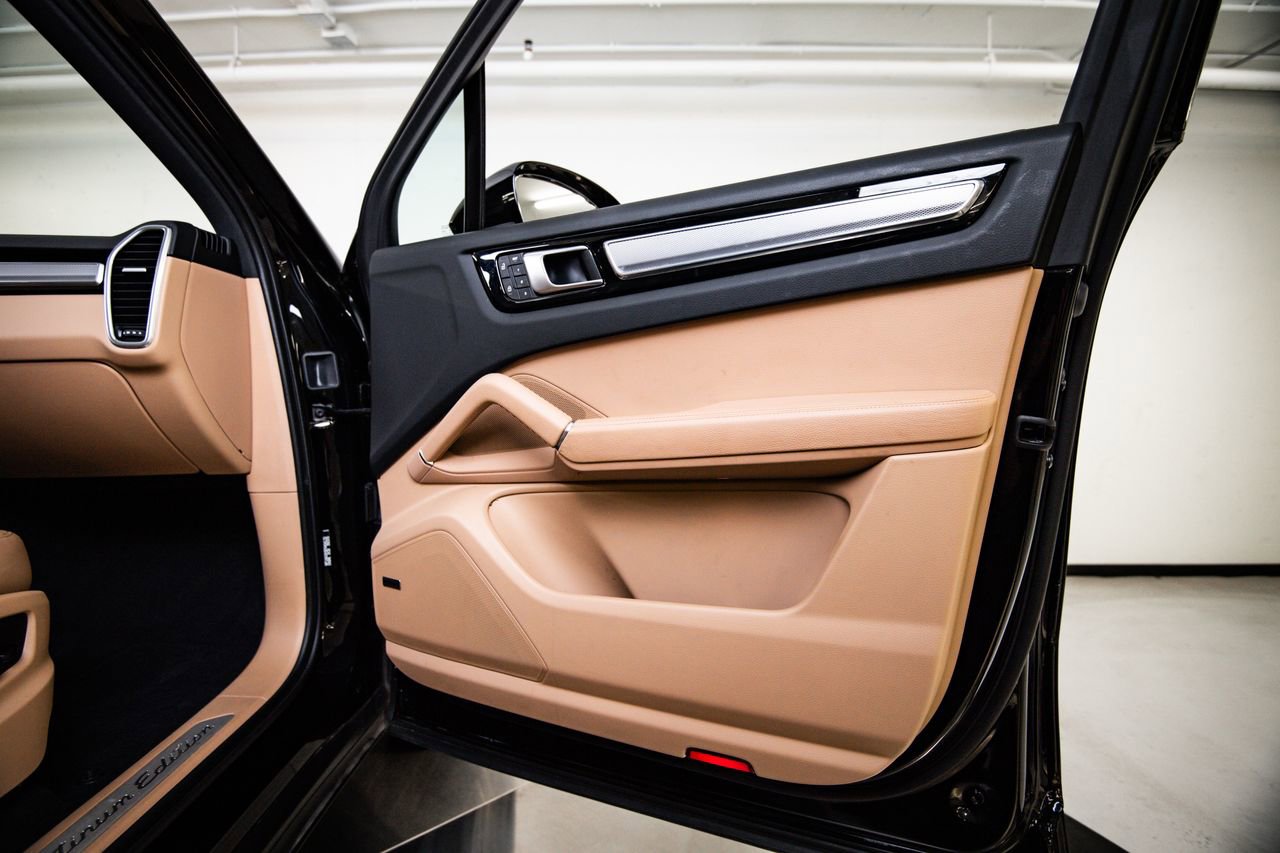 Certified 2023 Porsche Cayenne Platinum Edition image 27