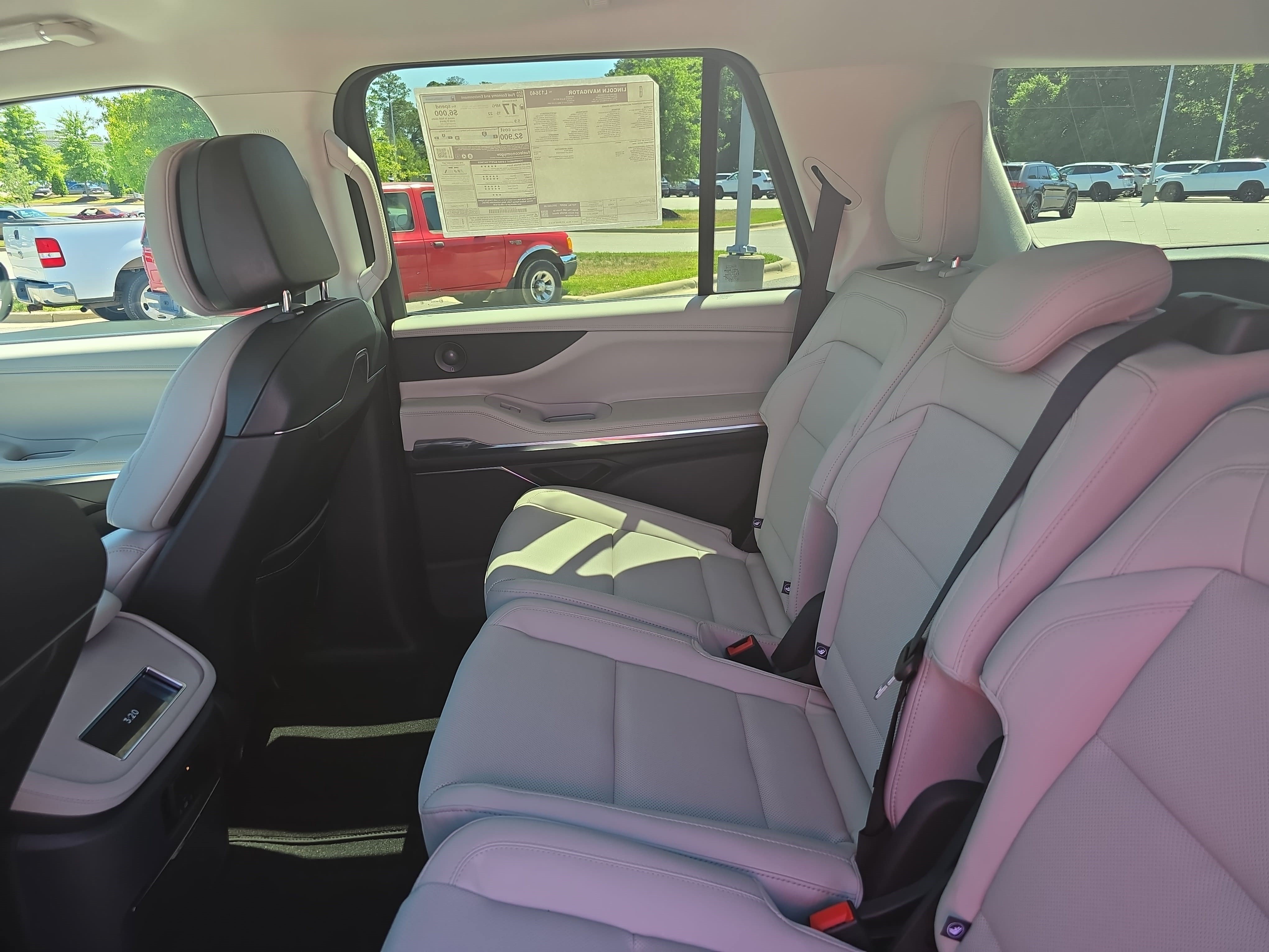 New 2026 Lincoln Navigator Premiere AWD/4WD image 13
