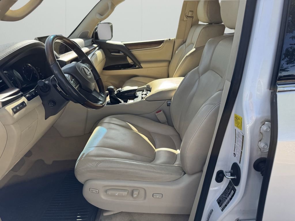 Used 2020 Lexus LX 570 4WD w/ Luxury Package image 19