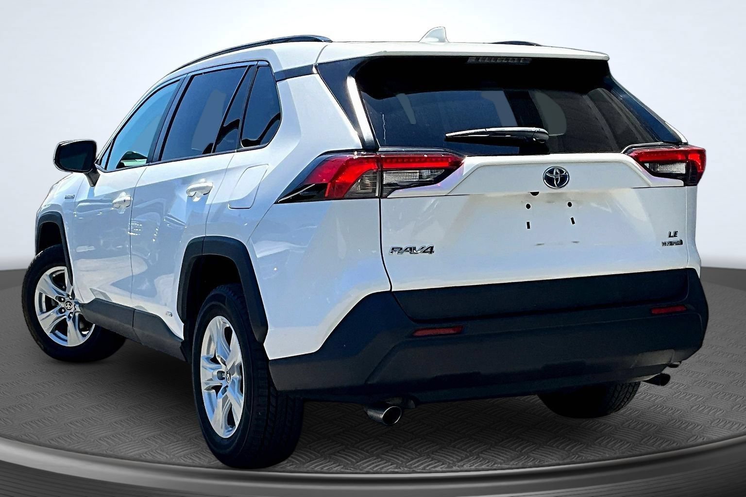Used 2021 Toyota RAV4 LE AWD/4WD image 4