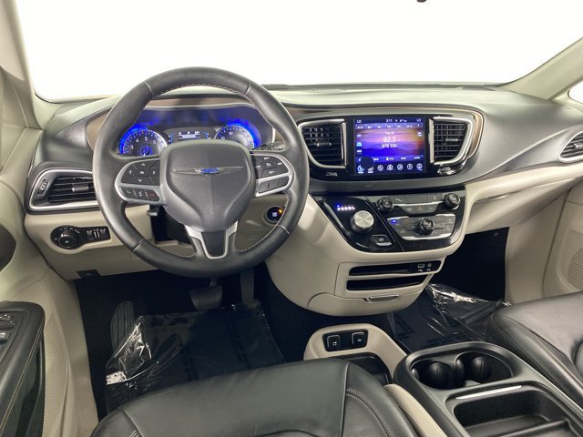 Used 2017 Chrysler Pacifica Touring-L w/ Tire & Wheel Group FWD image 18
