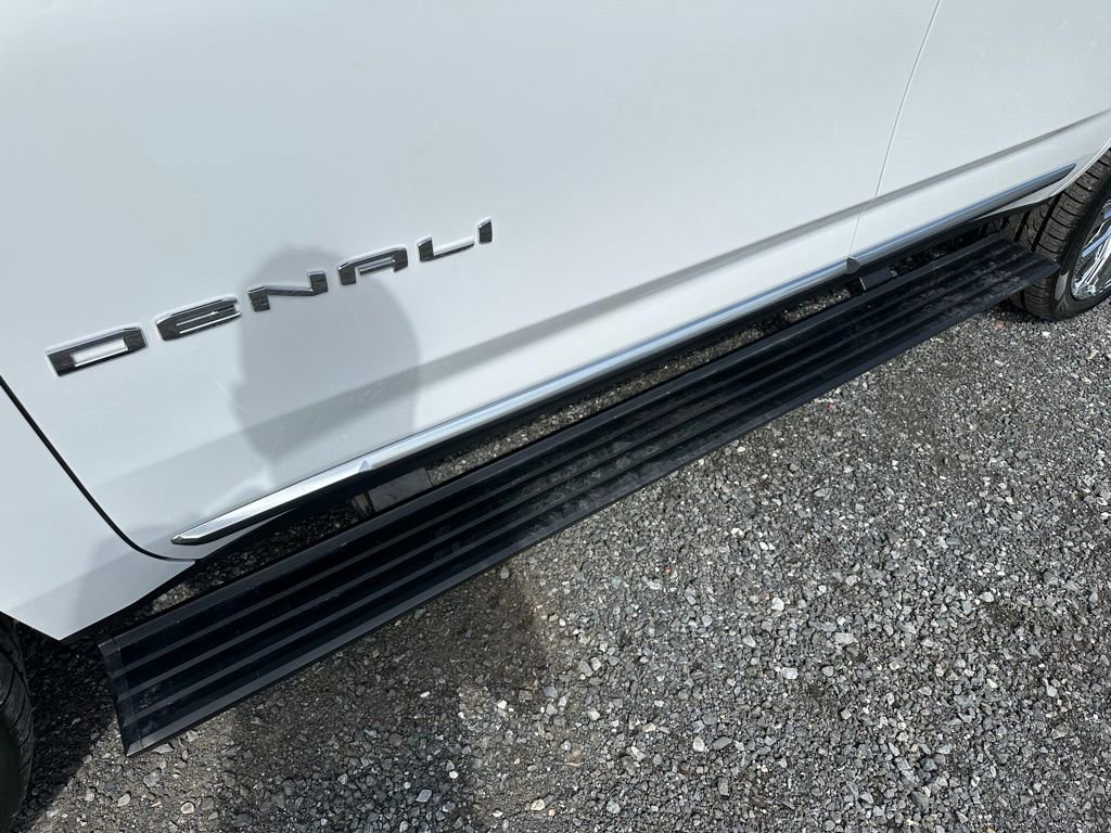 Used 2025 GMC Yukon Denali w/ Sun & Power Step Package image 15