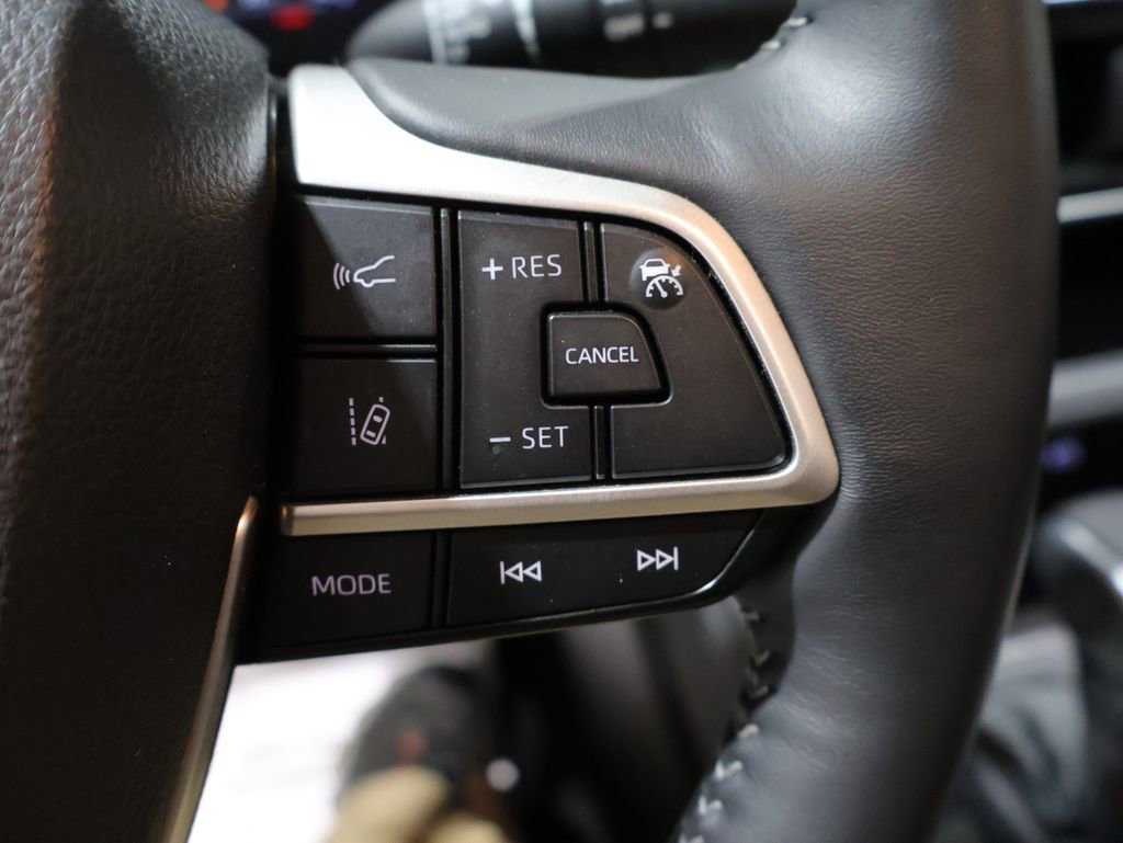 Used 2025 Toyota Highlander Platinum AWD/4WD image 21