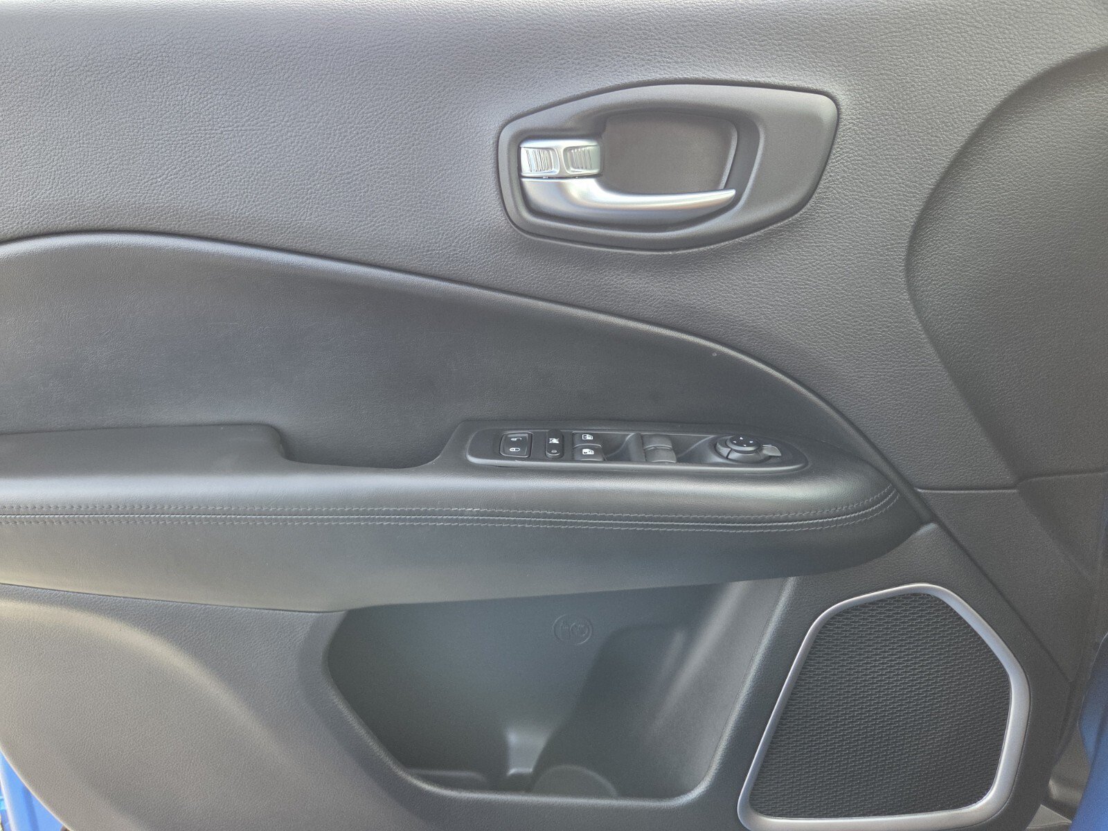 Used 2020 Jeep Compass Latitude FWD image 19