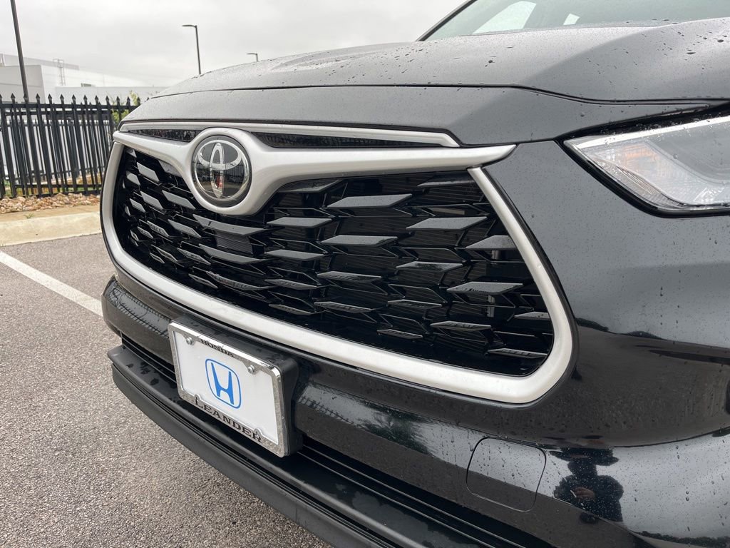 Used 2024 Toyota Highlander LE FWD image 15