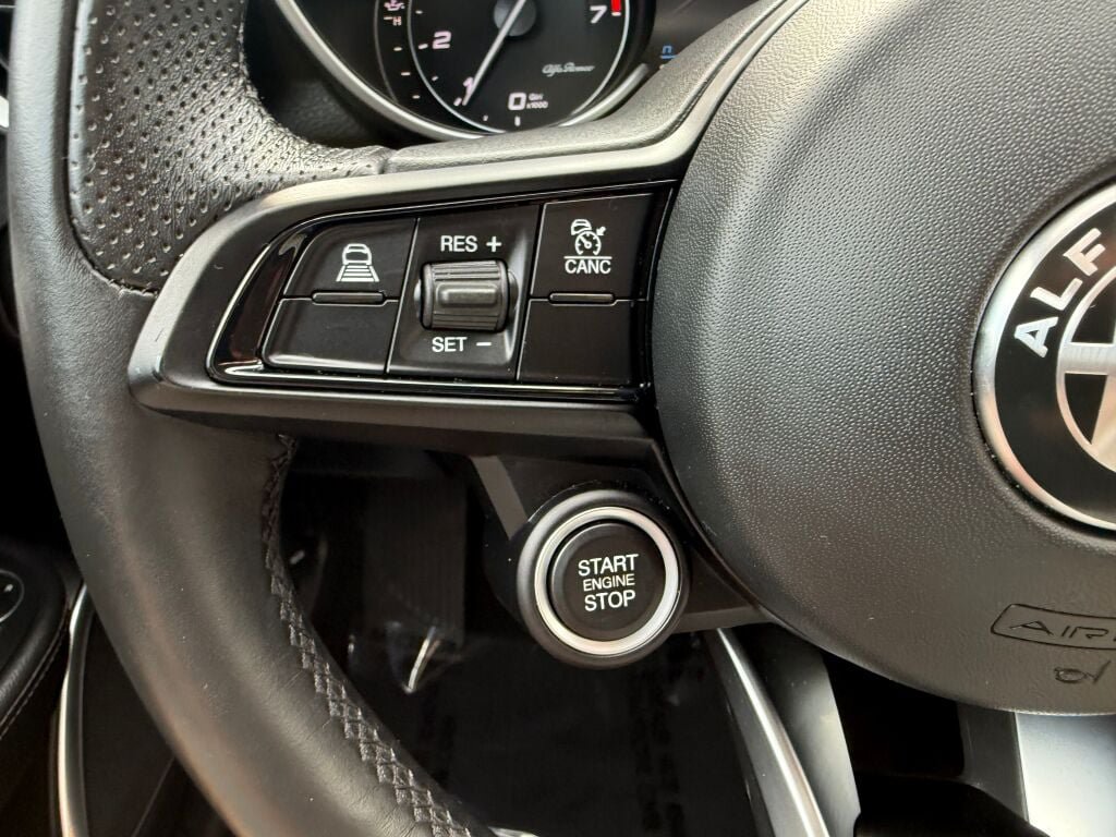 Used 2020 Alfa Romeo Giulia AWD image 15