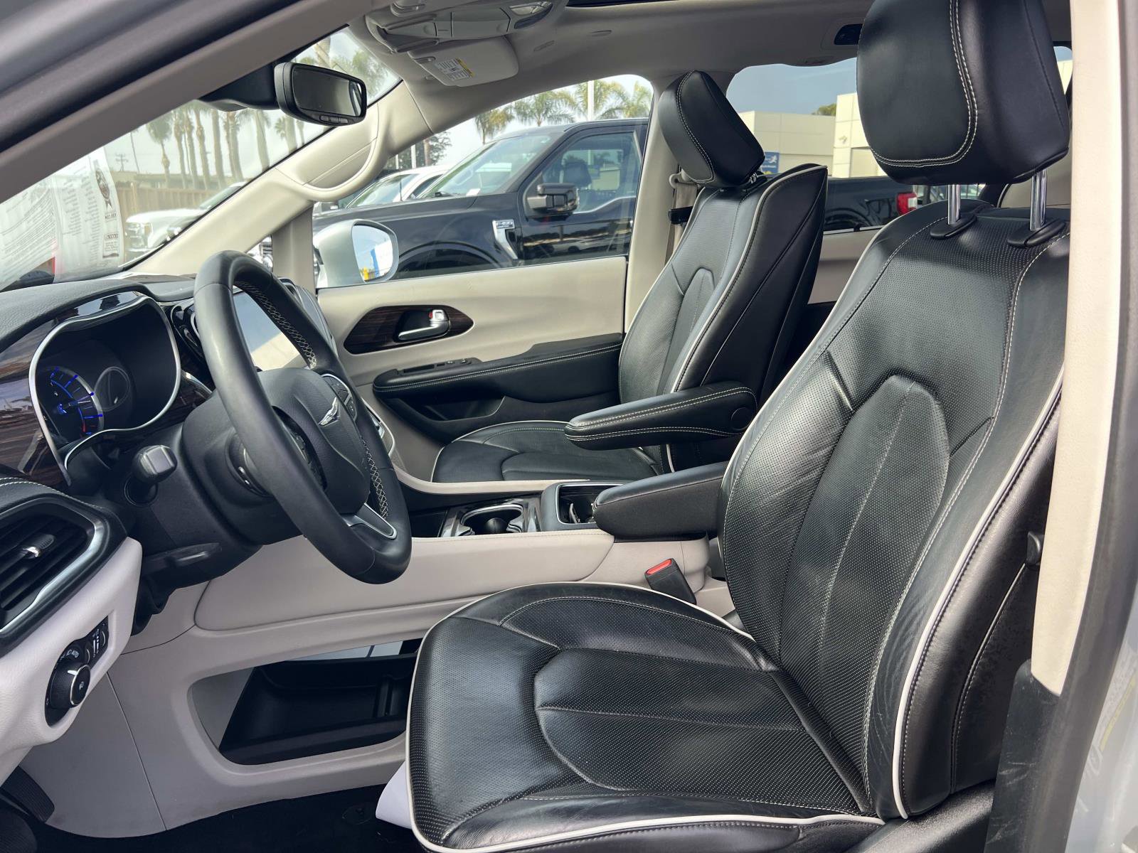 Used 2022 Chrysler Pacifica Limited w/ Uconnect Theater Family Group image 21