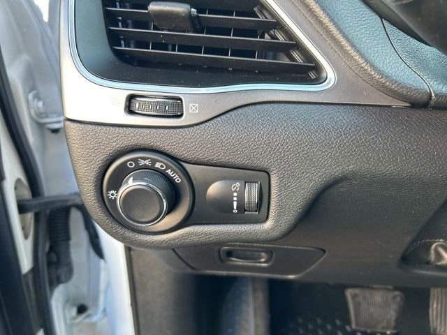 Used 2020 Jeep Cherokee Latitude w/ Cold Weather Group image 18