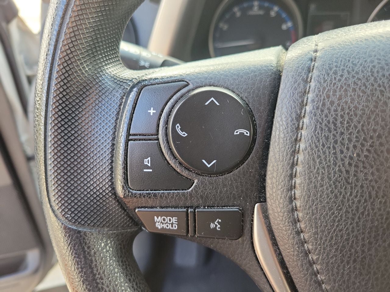 Used 2018 Toyota RAV4 LE FWD image 19