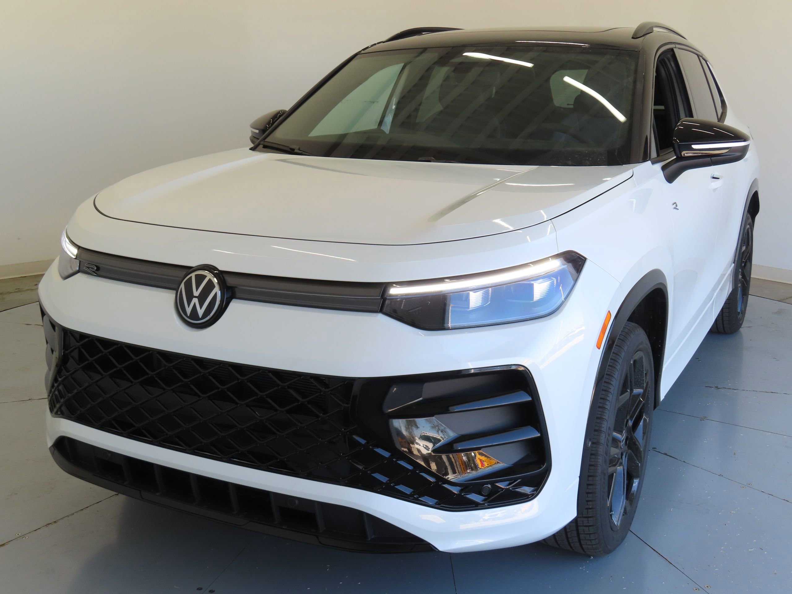 New 2026 Volkswagen Tiguan SE R-Line AWD/4WD image 7