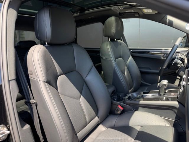 Used 2025 Porsche Macan AWD/4WD image 59