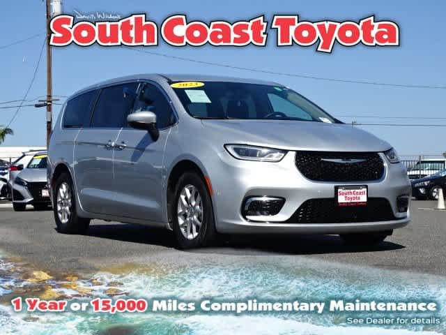 Used 2023 Chrysler Pacifica Touring-L FWD image 1