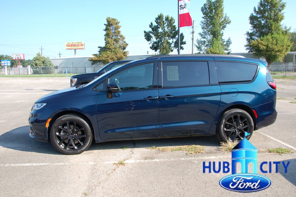 Used 2023 Chrysler Pacifica Limited w/ Uconnect Theater Family Group AWD/4WD image 2