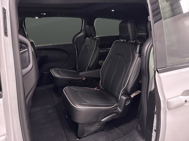Used 2024 Chrysler Pacifica Limited w/ S Appearance Package image 29
