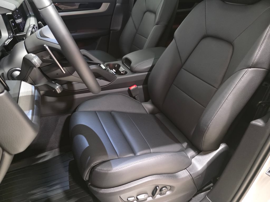 Certified 2026 Porsche Cayenne AWD/4WD image 19