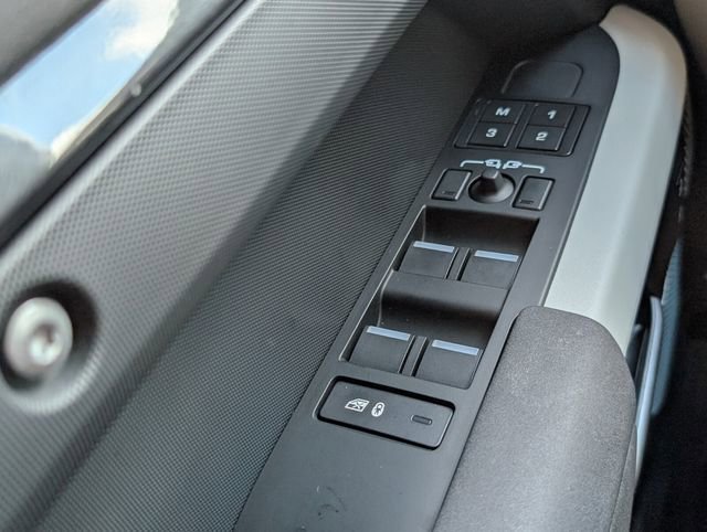 Used 2023 Land Rover Defender 130 X-Dynamic SE image 42