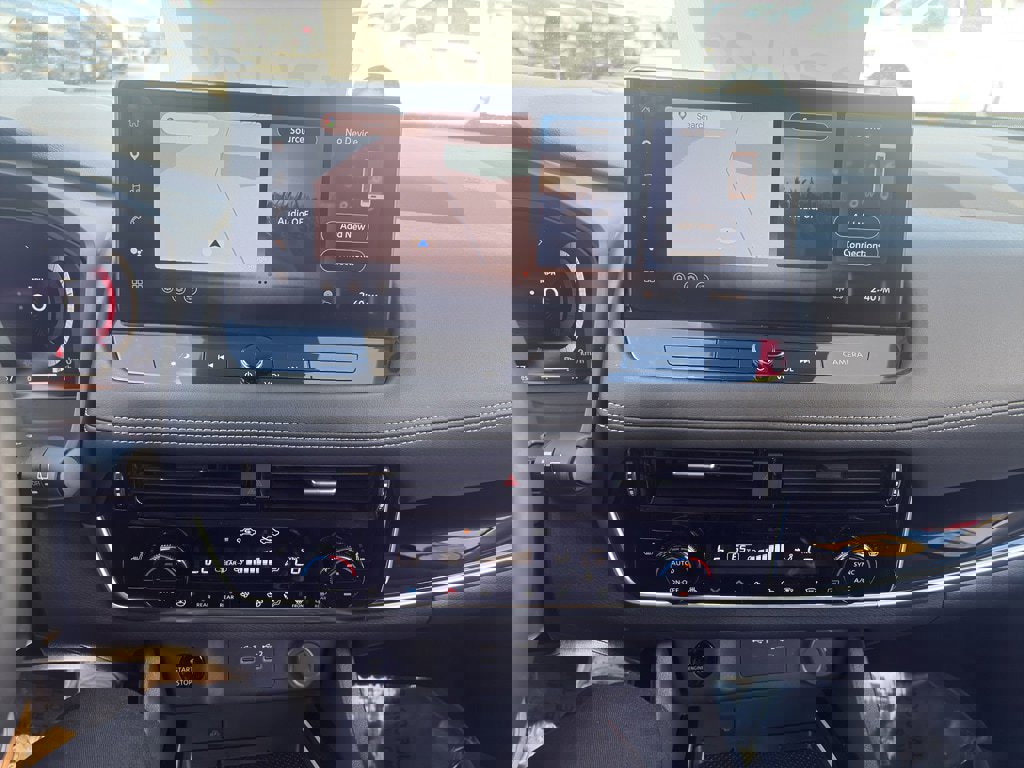 Used 2025 Nissan Rogue SL w/ Tech Package image 9