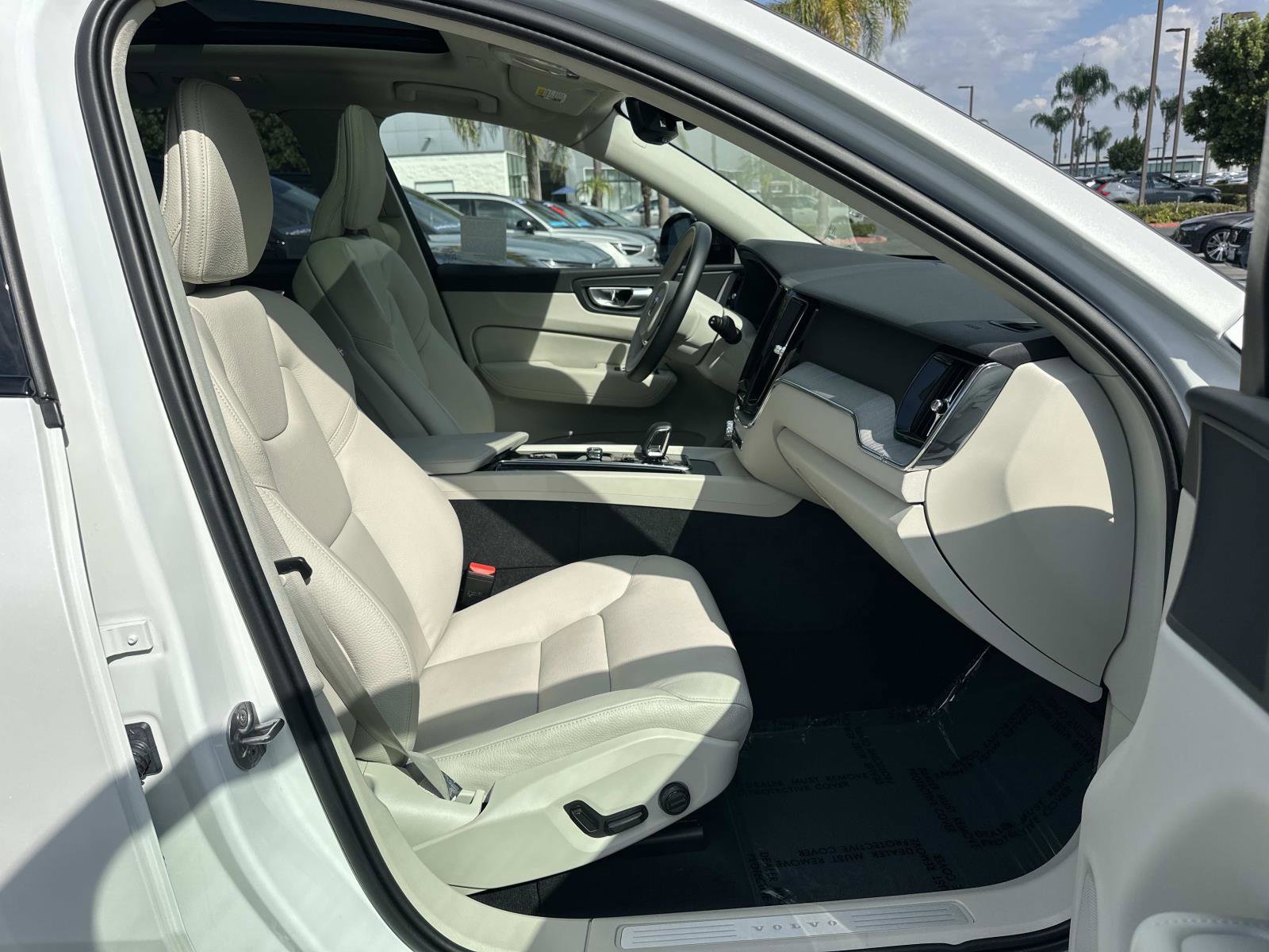 Certified 2025 Volvo XC60 T8 Plus w/ Protection Package Premier image 25