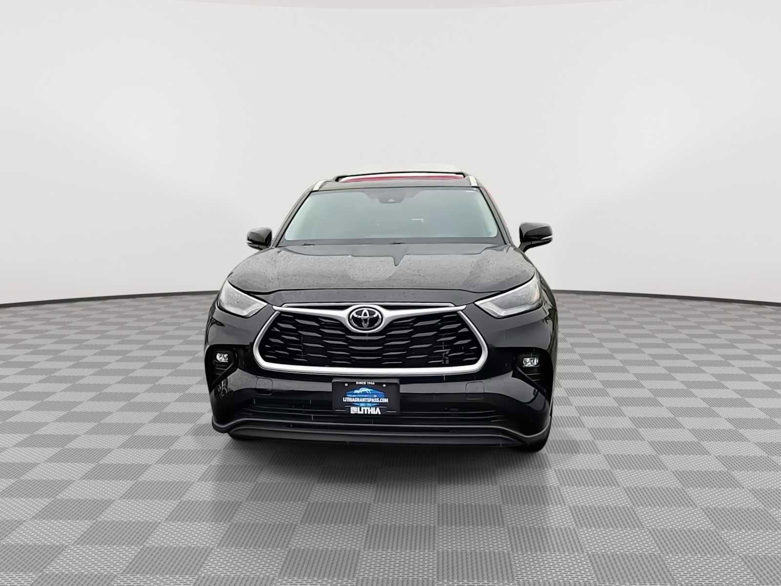 Used 2022 Toyota Highlander XLE image 3