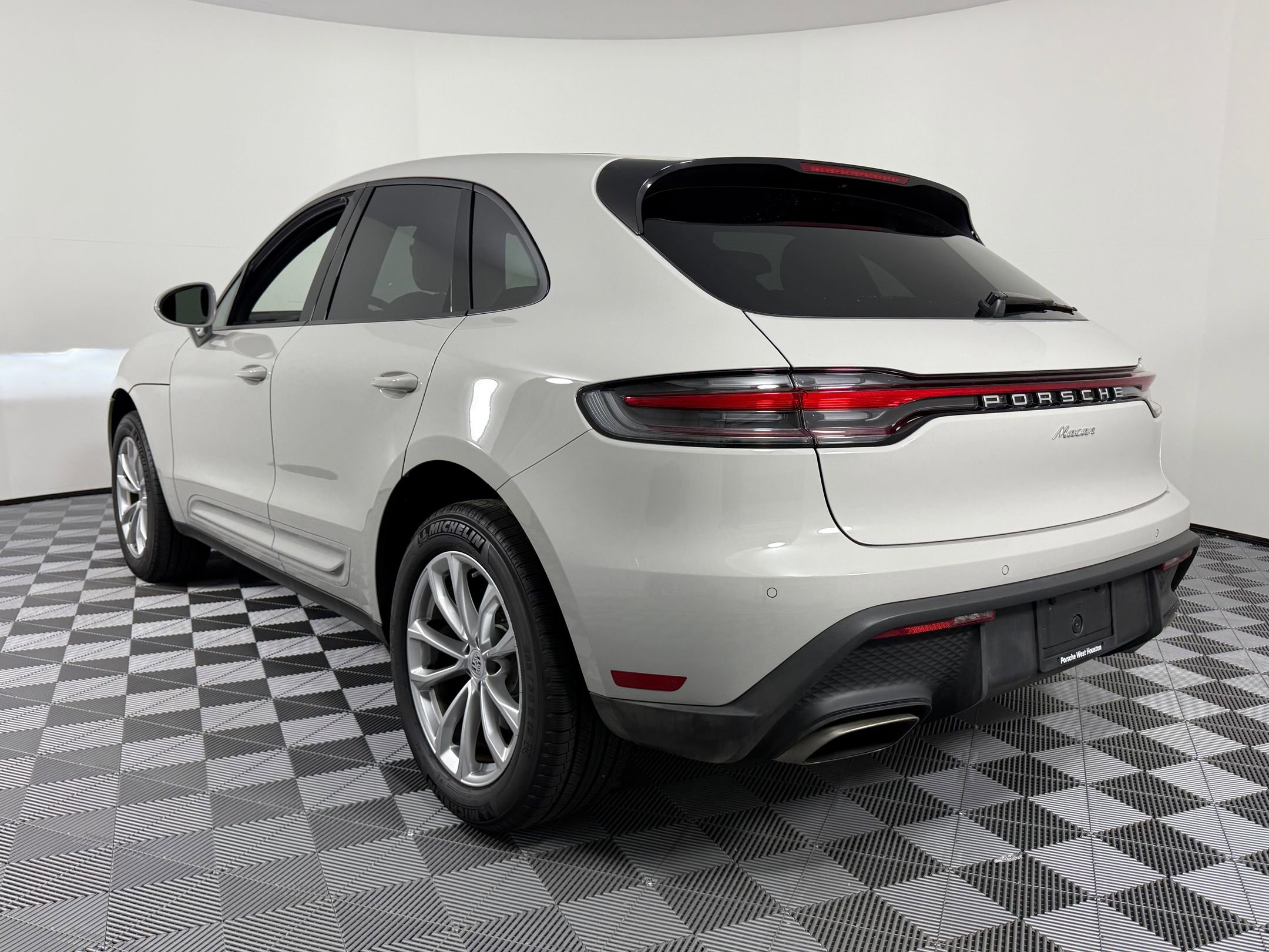 New 2025 Porsche Macan image 3