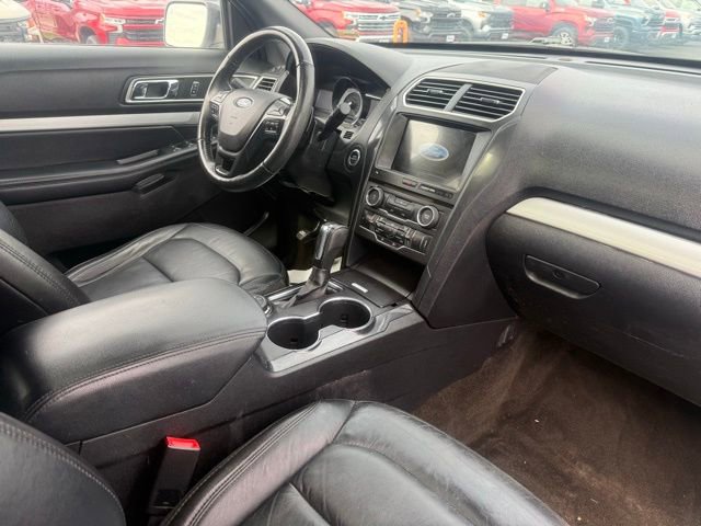 Used 2017 Ford Explorer XLT w/ Equipment Group 202A image 6