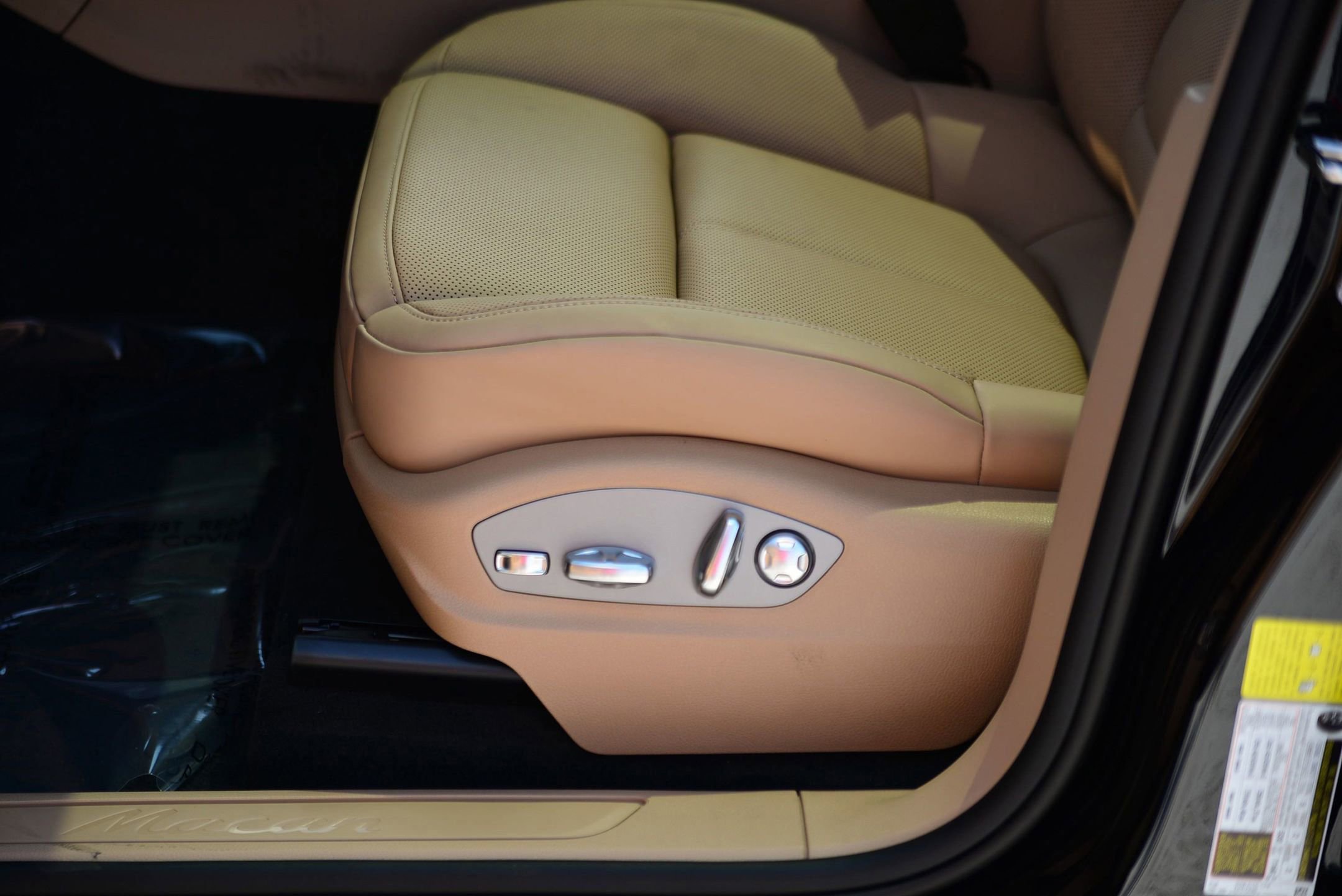 Used 2025 Porsche Macan image 32