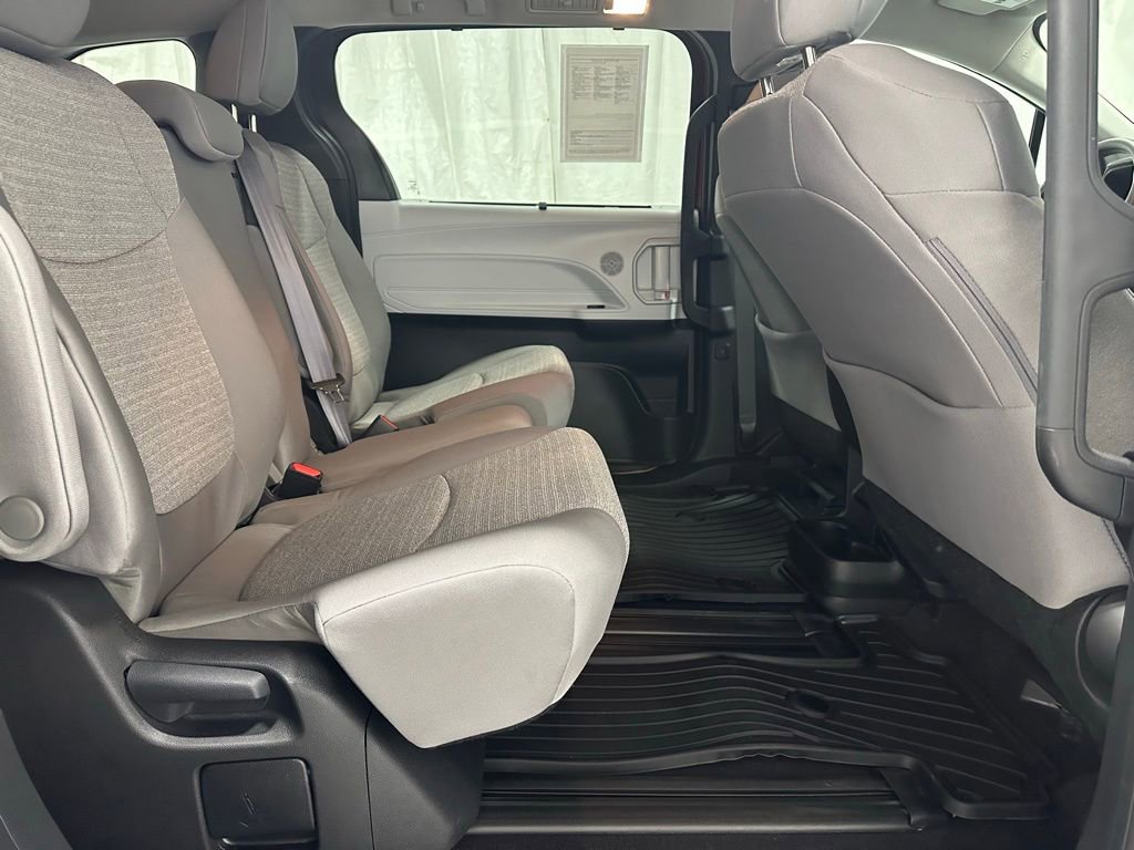 Used 2025 Toyota Sienna LE image 53
